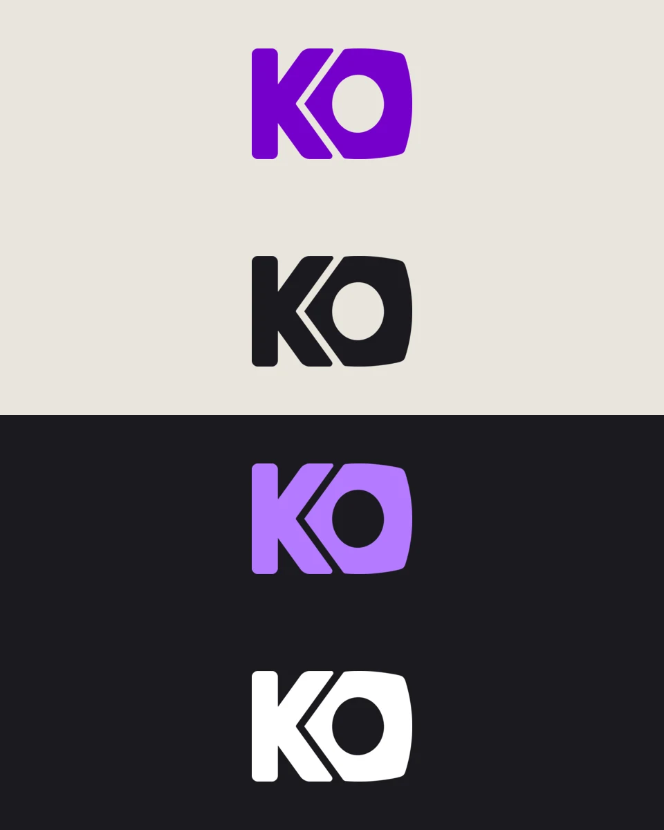 Les quatre déclinaisons officielles du logotype, sur leurs fonds respectifs